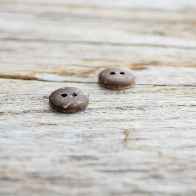 ココナッツ（ヤシ）ボタン 11.5mm《ボタン専門店タカシマ》 ボタン