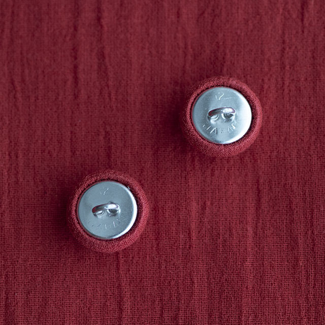 赤いくるみボタン