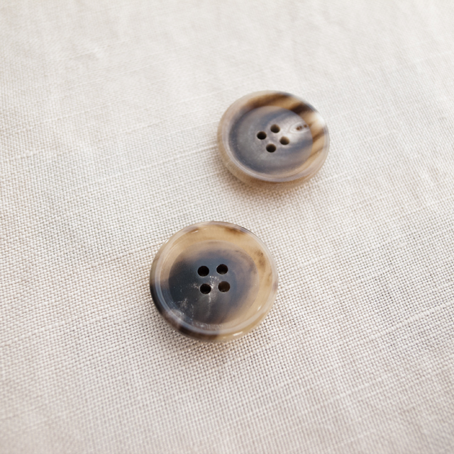 【厚みのある形(CORO)】本水牛ボタン#COROHORN 4穴19mm C/#MB【モカベージュ】