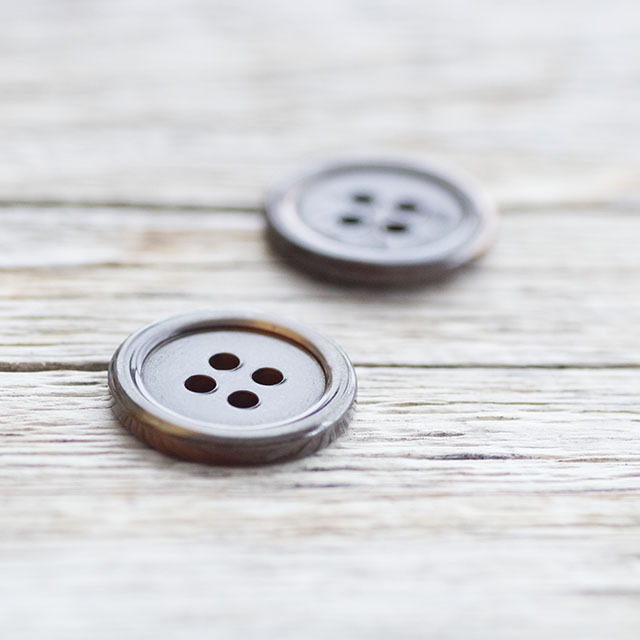 高瀬貝ボタン 18mm|貝ボタンの卸通販《タカシマボタン》