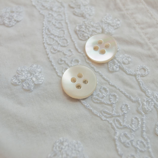 【丸型(定番)】高瀬貝ボタン#00100 4穴15mm