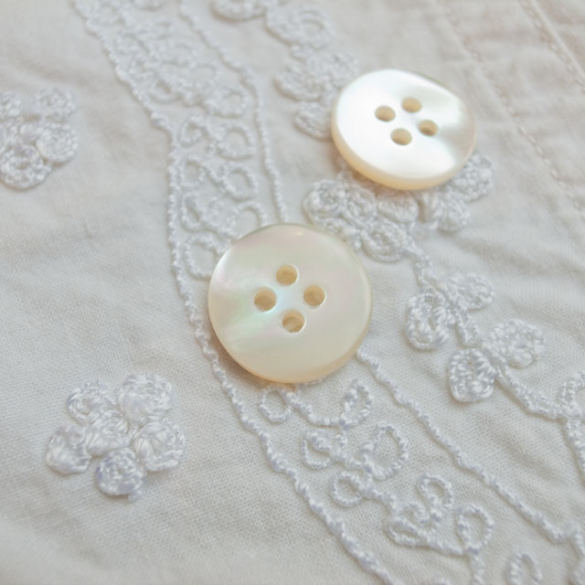 【丸型(定番)】高瀬貝ボタン#00100 4穴18mm