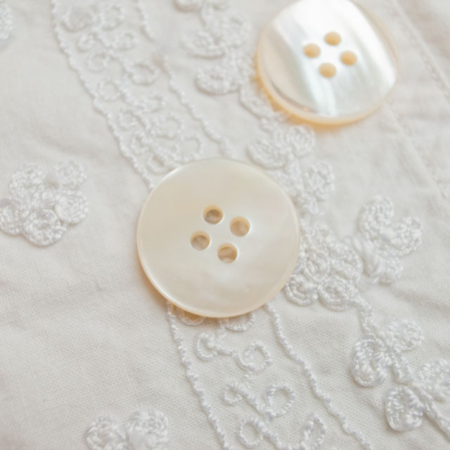 【丸型(定番)】高瀬貝ボタン#00100 4穴23mm