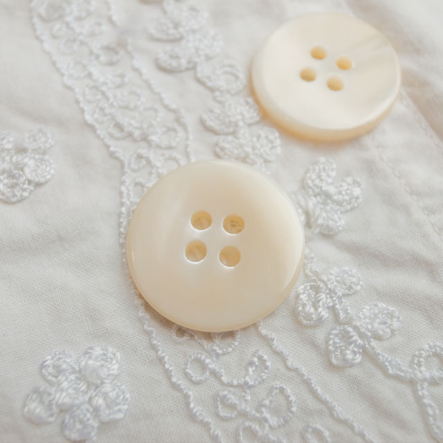 【丸型(定番)】高瀬貝ボタン#00100 4穴25mm