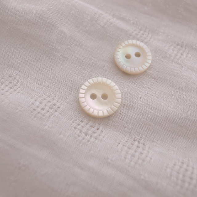 【丸型(定番 キザミ)】高瀬貝ボタン#00180 2穴13mm
