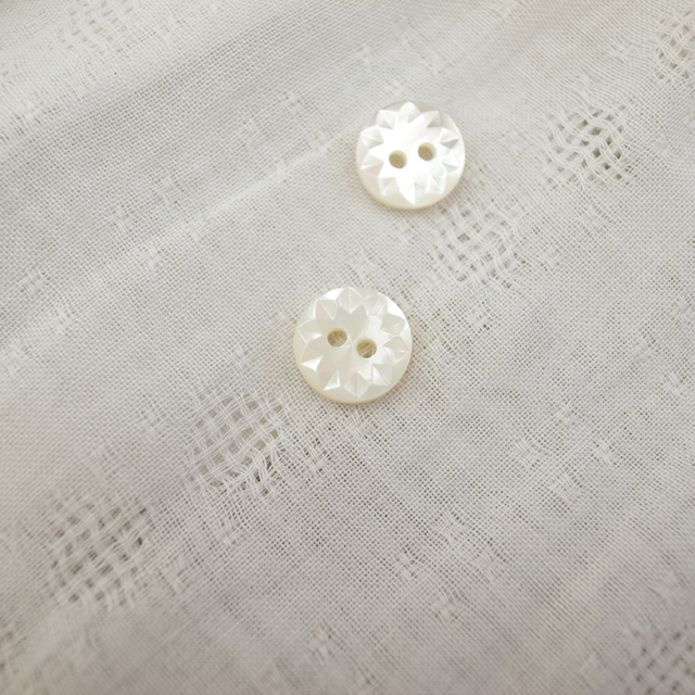 【丸型(デザイン 花切子)】高瀬貝ボタン#bt061 2穴 10mm