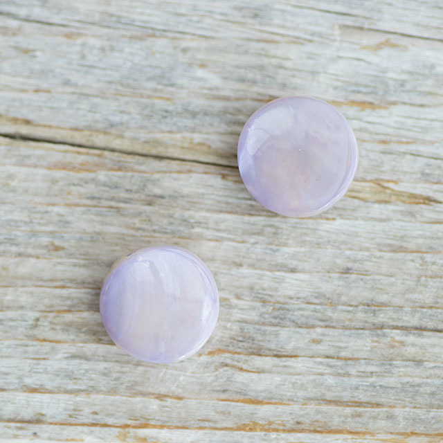 高瀬貝染色ボタン ナチュラルな形 15mm <貝ボタン卸通販 タカシマ＞