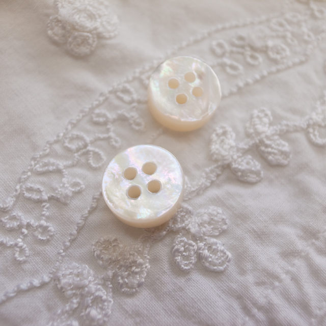 【厚みのあるボタン(4mm厚)】白蝶貝 貝ボタン#bt099 4穴11.5mm