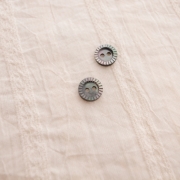 【丸型(定番 キザミ)】黒蝶貝ボタン#00180 2穴8mm