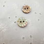 【丸型(デザイン 花切子)】茶蝶貝ボタン#bt061 2穴11.5mm