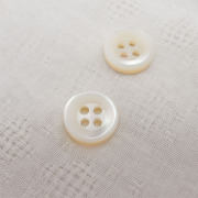 【厚みのあるボタン(2.5mm厚)】高瀬貝 貝ボタン#bt139 4穴11.5mm