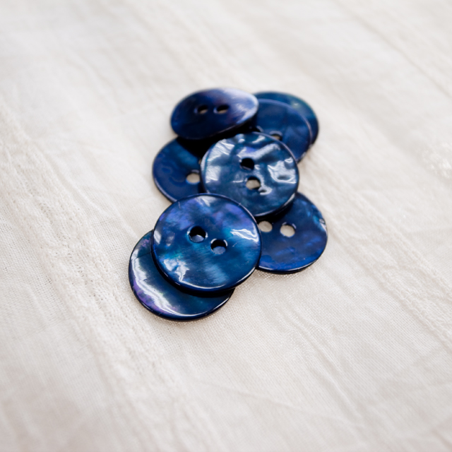 【丸型(染めボタン 皿型)】アコヤパールシェル 貝ボタン#00104 2穴20mm C/#navy berry