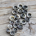 【厚みのあるボタン(シャツ用 4mm厚)】黒蝶貝ボタン#bt131 4穴9mm5個&10mm15個セット【10%OFF】