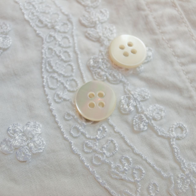 【丸型(定番)】高瀬貝ボタン#00100 4穴13mm