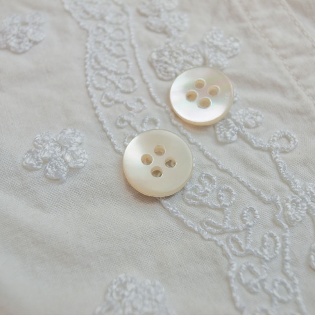 【丸型(定番)】高瀬貝ボタン#00100 4穴15mm