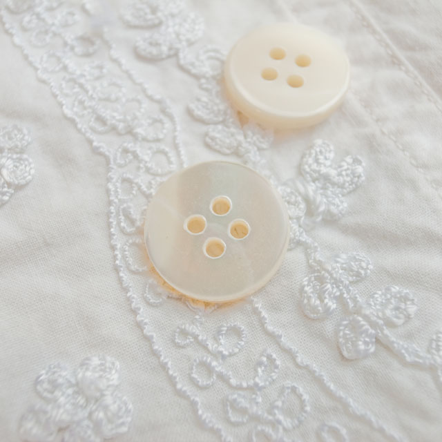 【丸型(定番)】高瀬貝ボタン#00100 4穴20mm