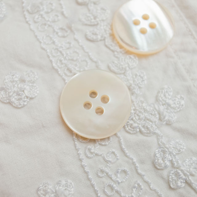 【丸型(定番)】高瀬貝ボタン#00100 4穴23mm