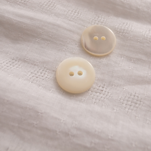 【丸型(定番)】高瀬貝 貝ボタン#00150 2穴18mm