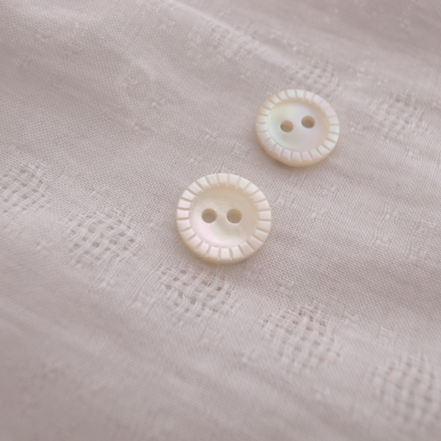 【丸型(定番 キザミ)】高瀬貝ボタン#00180 2穴13mm