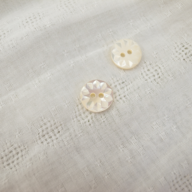 【丸型(デザイン 花切子)】高瀬貝ボタン#bt061 2穴 11.5mm