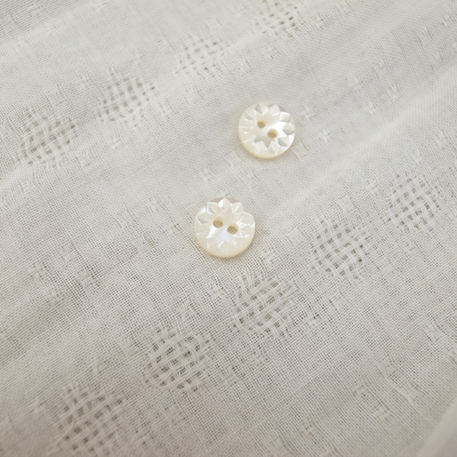 【丸型(デザイン 花切子)】高瀬貝ボタン#bt061 2穴 9mm