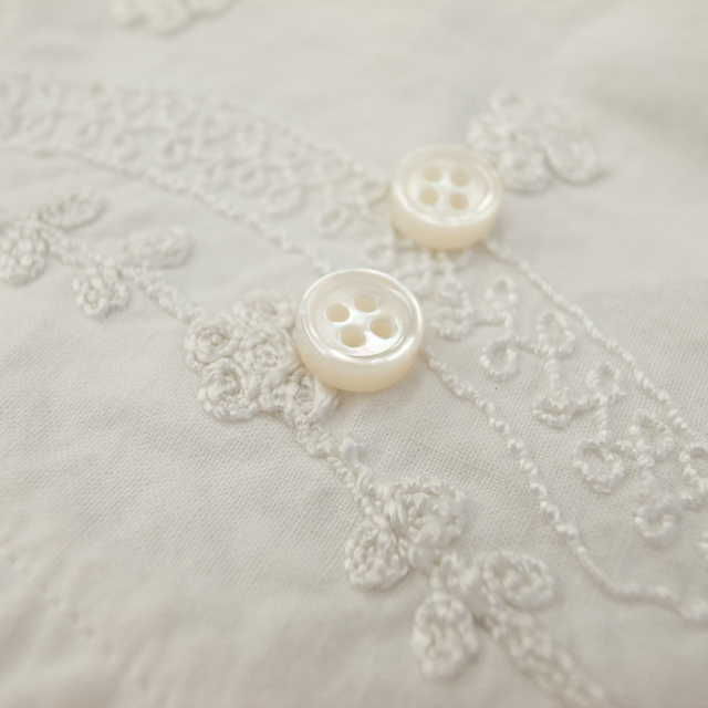 【厚みのあるボタン(3mm厚)】白蝶貝 貝ボタン#00017 4穴9mm