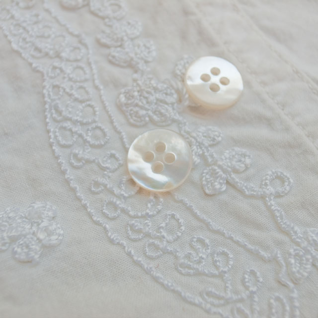 【丸型(定番)】白蝶貝ボタン#00100 4穴11.5mm