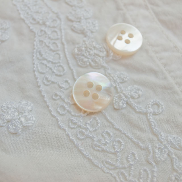 【丸型(定番)】白蝶貝ボタン#00100 4穴13mm