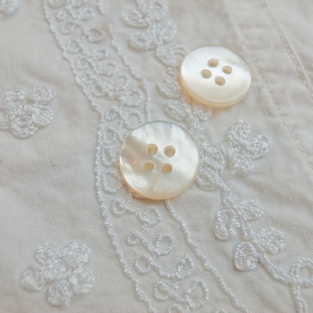 【丸型(定番)】白蝶貝ボタン#00100 4穴15mm
