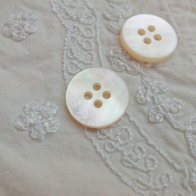 【丸型(定番)】白蝶貝ボタン#00100 4穴18mm