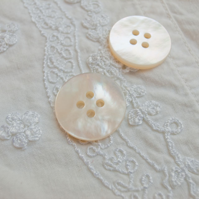 【丸型(定番)】白蝶貝ボタン#00100 4穴20mm