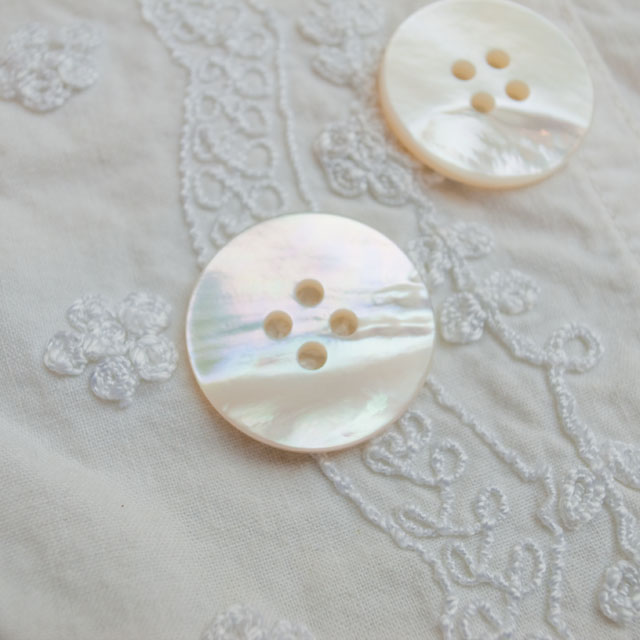 【丸型(定番)】白蝶貝ボタン#00100 4穴23mm