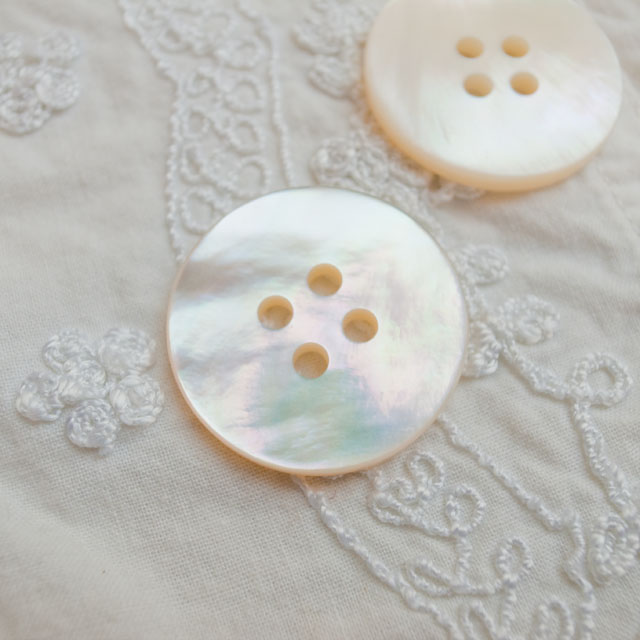 【丸型(定番)】白蝶貝ボタン#00100 4穴25mm