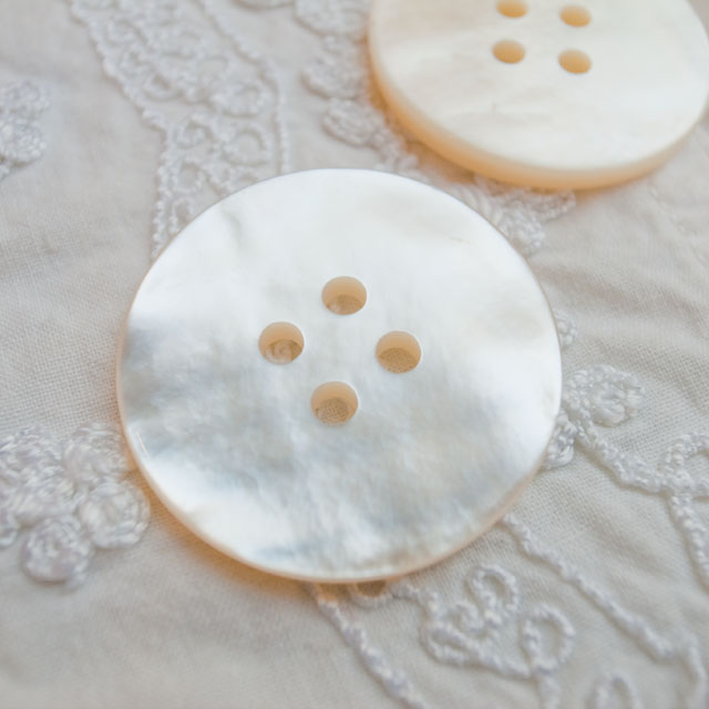 【丸型(定番)】白蝶貝ボタン#00100 4穴30mm