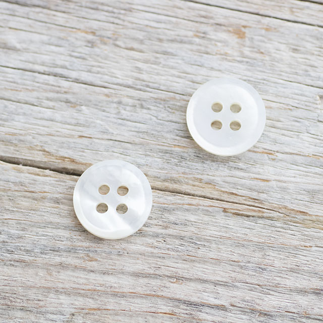 【白蝶貝ボタン（定番）】＃BT014 4穴 13mm