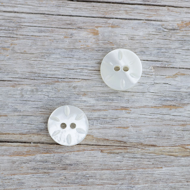 *限定品*【丸型(デザイン 花)】白蝶貝ボタン#bt063 2穴11.5mm