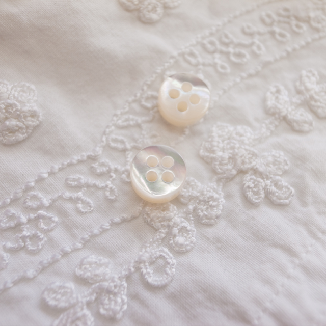 【厚みのあるボタン(4mm厚)】白蝶貝 貝ボタン#bt099 4穴9mm