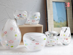 白いガラスにカラフルなお花を散りばめた、かわいいガラス仏具Lizu（リズ）