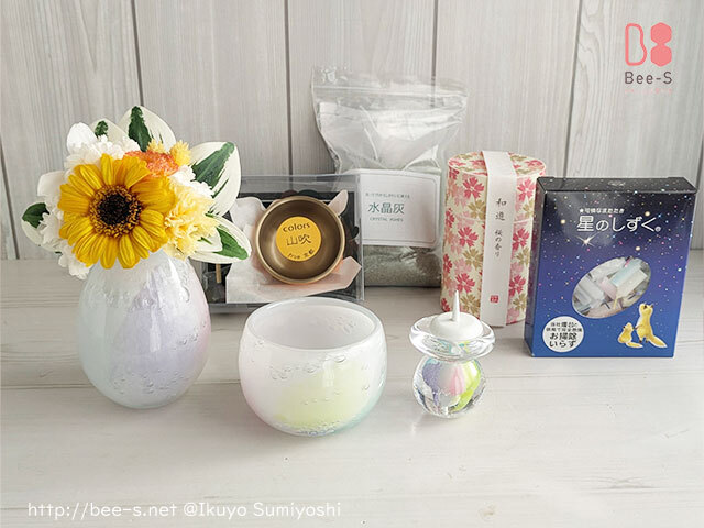 虹色の仏具 プリザブーケと水晶灰などの仏具セット