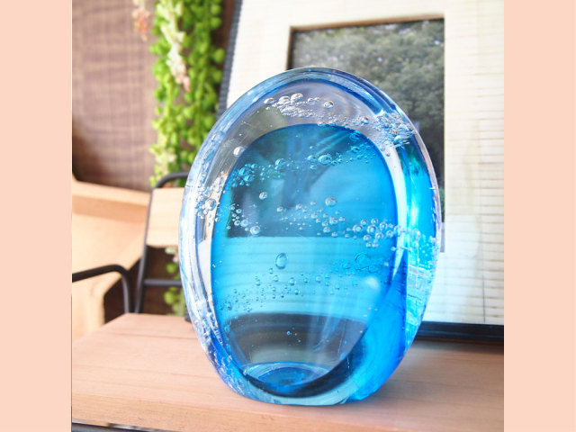 泡入り スカイブルー 丸い色ガラスの位牌 文字入 送料無料 泡入り スカイブルー 丸い色ガラスの位牌 文字入 送料無料