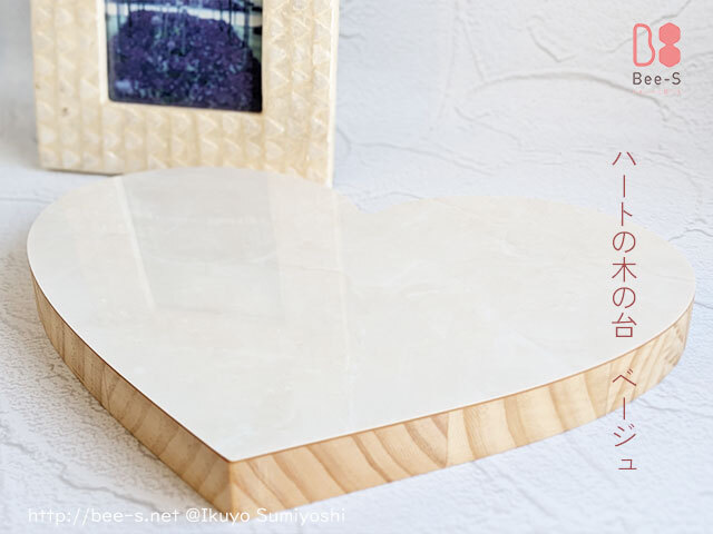 ベージュの優しい雰囲気が、ガラス仏具にぴったりのお仏壇祭壇になります