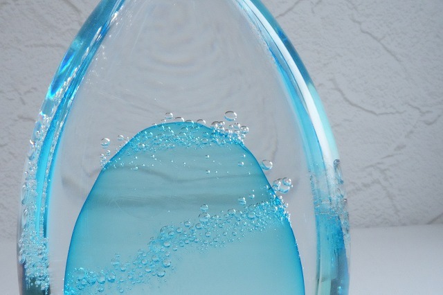 スカイブルー丸型ガラス位牌 ― モダン手元供養用・文字入れオーダー可