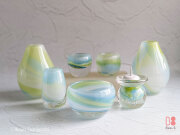 水色と黄緑、白のマーブル模様がやさしい子ども用ガラス仏具 AOBA（あおば）