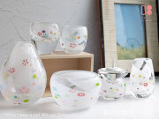 白いガラスにカラフルなお花を散りばめた、かわいいガラス仏具Lizu（リズ）