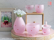 かわいいガラス仏具MOANA。ピンクに赤いハートを優しく包み込むすりガラスの愛おしい赤ちゃんの仏具です