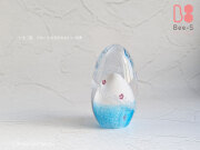 Bee-S、富士山のような白い山と青い波、気泡が入ったたまご型のガラスの位牌。赤ちゃんの位牌、手元供養に最適