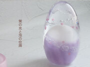 たまご型の位牌　紫とピンクのお花がかわいいガラスの位牌