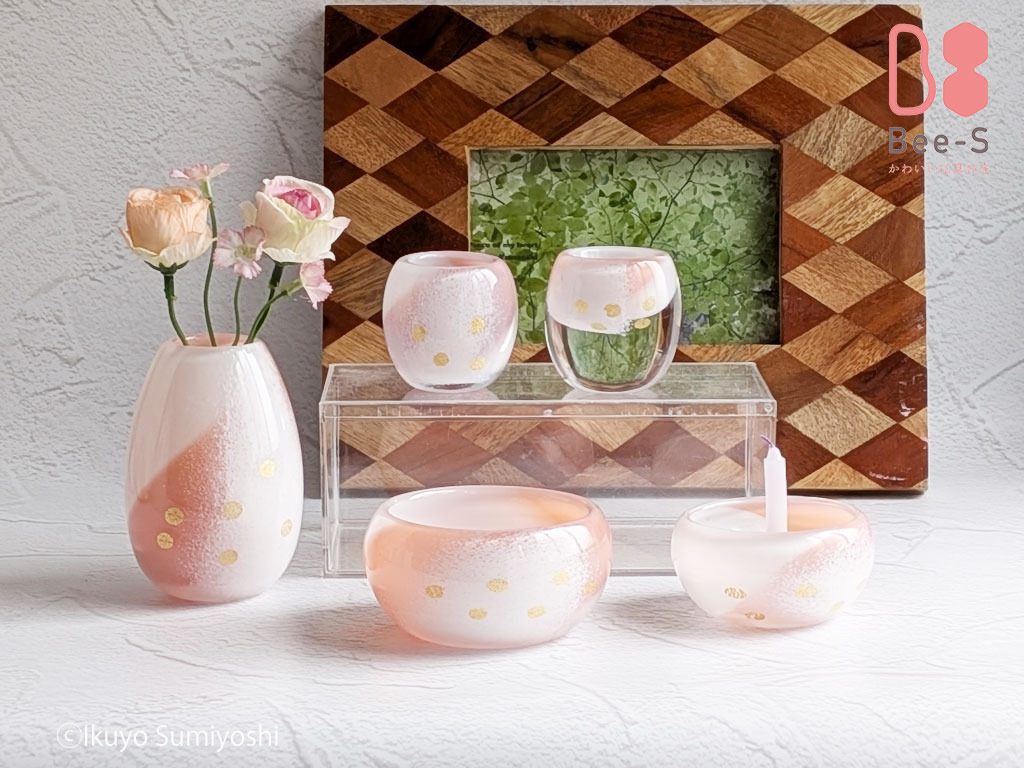 Bee-Sガラス仏具SAKURA。サーモンピンク色の花瓶、香炉、火立、湯呑、仏飯器のセット。