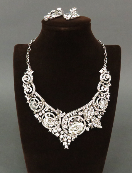 ネックレスとピアスのセット】ミステリアスな美しさ！抜群の輝きは  