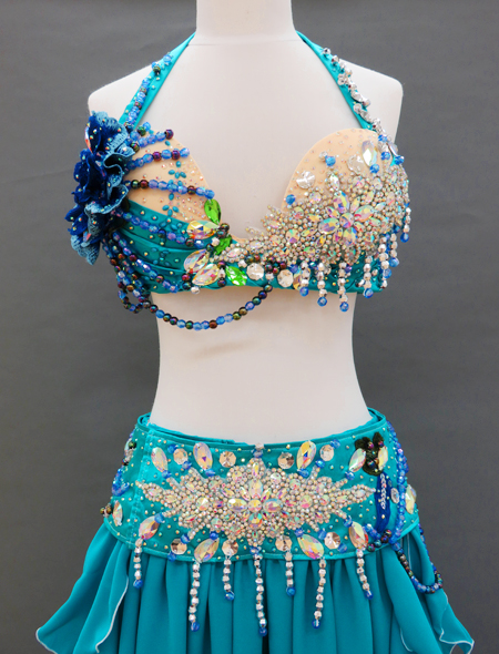 【ベリーダンス衣装】鮮やかなマーメイド・グリーンが美しい！ターコイズ色が華やぐフレアーのベリーダンスオリエンタル・コスチューム